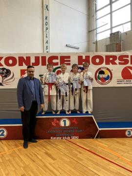 Tian Šakanović je prejel medaljo za prvo mesto v katah od predsednika Karate zveze Slovenije Mihala Ciglerja